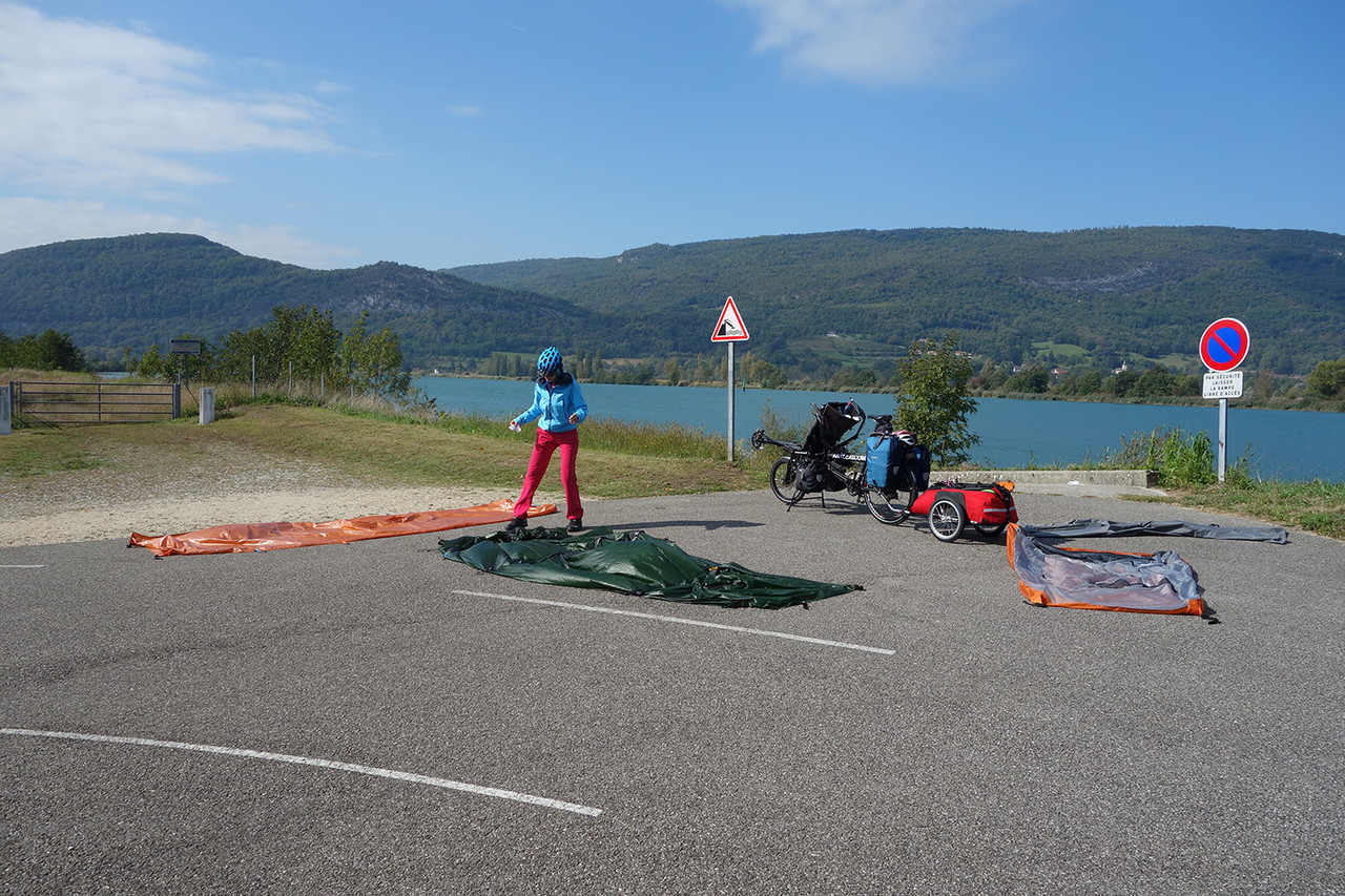 Sechage tente bord du Rhone